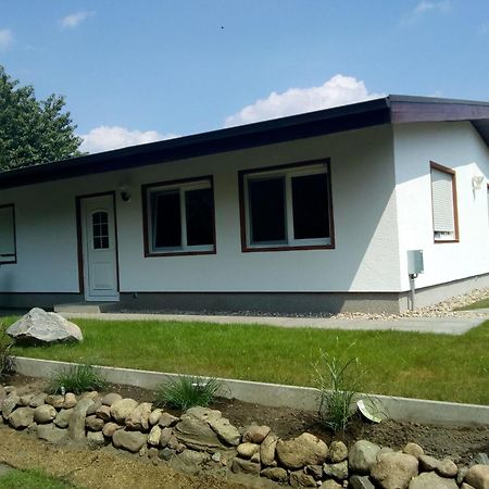 Behaglicher Bungalow Fuer Mensch Und Hund Barkhagen Exterior foto